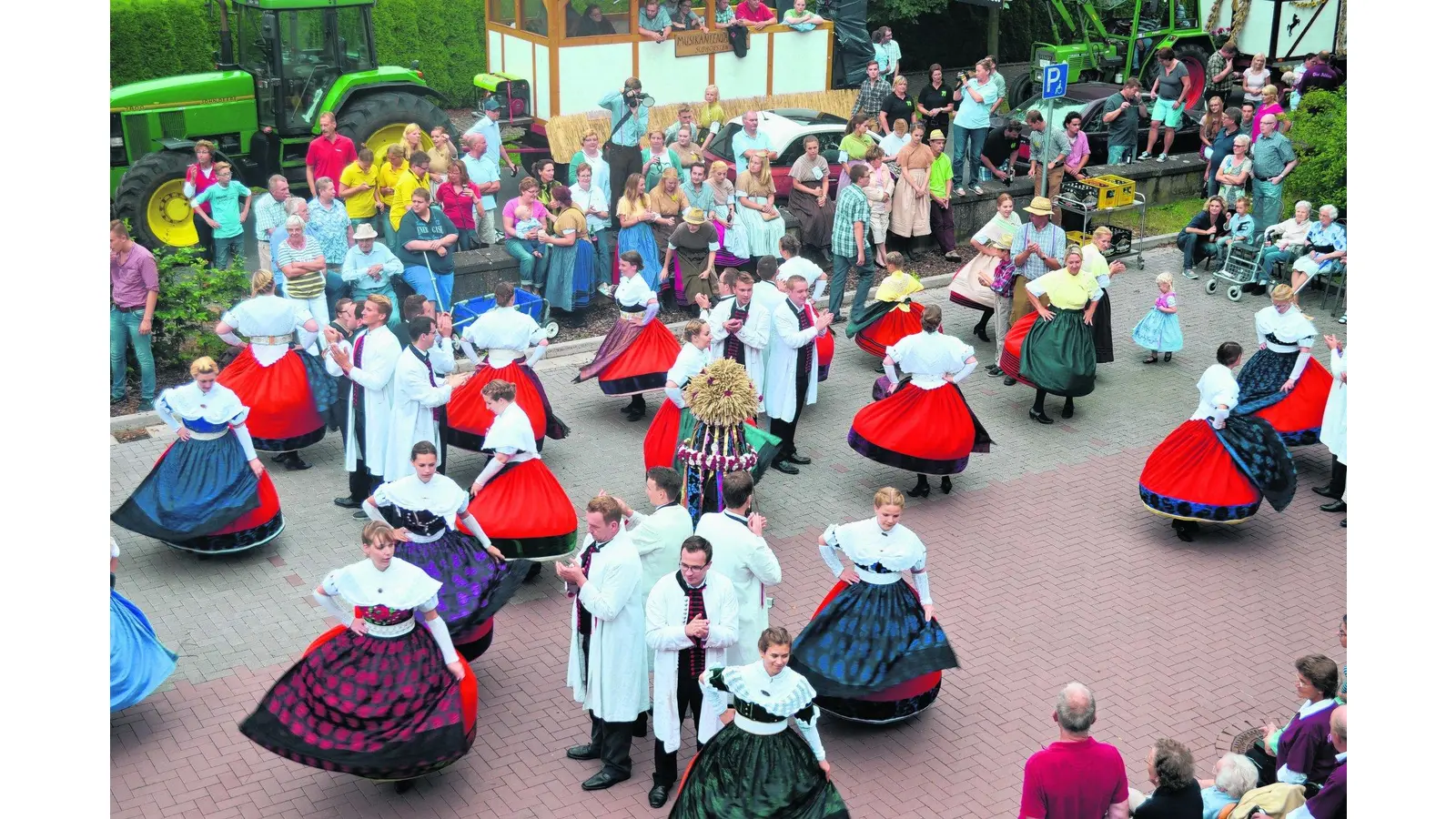 Erntewagen machen am Kreisaltenzentrum Halt (Foto: mk)