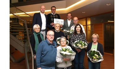 Peter und Gabriele Ebert, Marie-Luise Busche (erste Reihe v. li.), Ursula und Detlef Büchner, Jessica Wehlauch (zweite Reihe v. li.) sowie Dustin Schönen, Christoph Jäger, Patrick Eschert und Nils Baumann bei der offiziellen Gewinnübergabe. (Foto: bb)