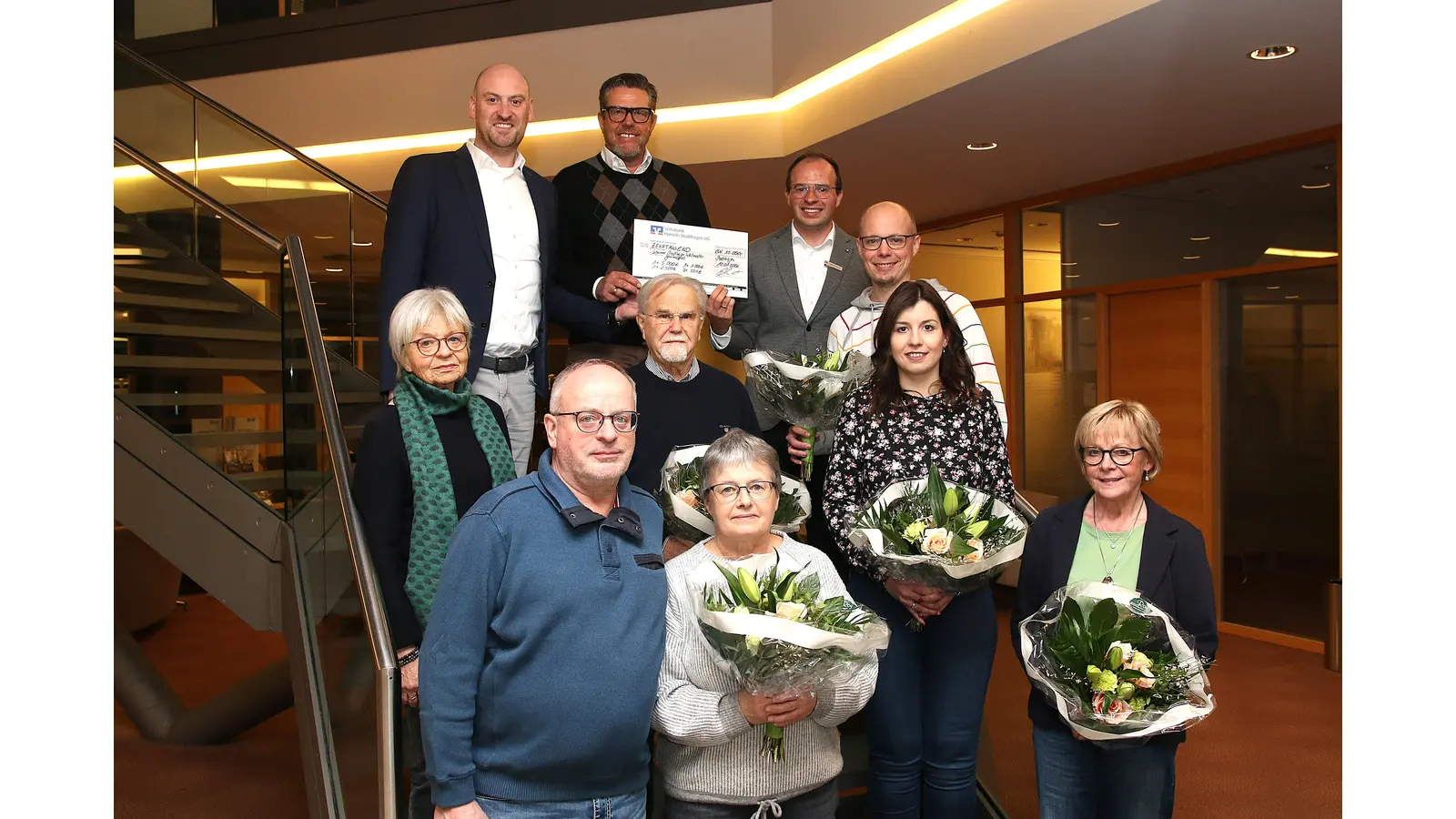 Peter und Gabriele Ebert, Marie-Luise Busche (erste Reihe v. li.), Ursula und Detlef Büchner, Jessica Wehlauch (zweite Reihe v. li.) sowie Dustin Schönen, Christoph Jäger, Patrick Eschert und Nils Baumann bei der offiziellen Gewinnübergabe. (Foto: bb)