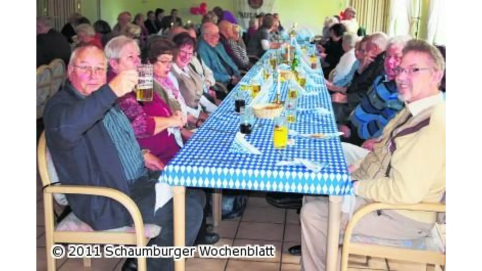 Ganz zünftig in Weiß und Blau feiert der Sozialverband (Foto: red)