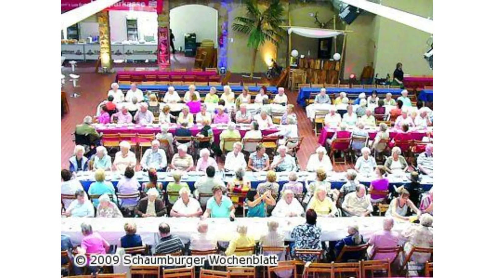 Senioren genießen gutgelaunt Kuchen und Musik (Foto: hb)