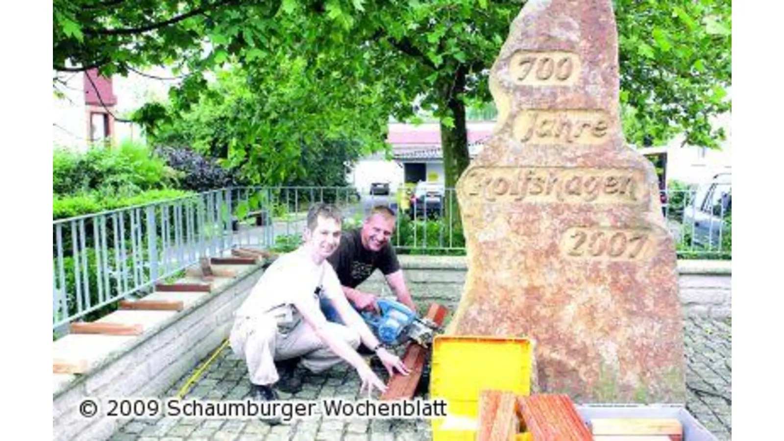 Bequeme Sitzbank aus Holz lädt die Besucher zum verweilen ein (Foto: tt)