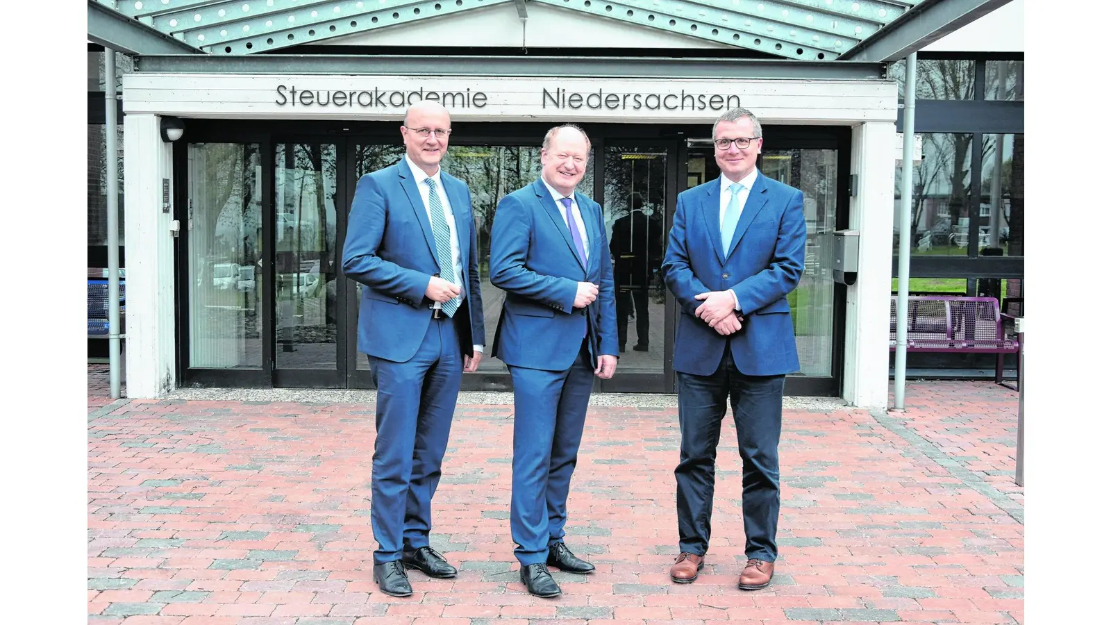 Finanzminister Reinhold Hilbers ist zu Besuch bei der Steuerakademie in Rinteln (Foto: red)