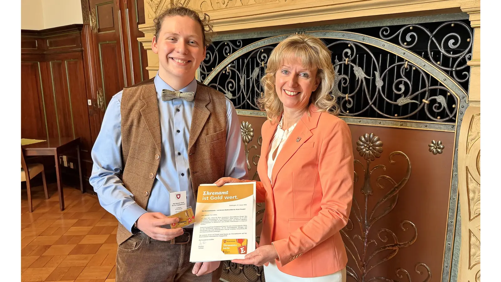 Oskar Urban erhält von Bürgermeisterin Andrea Lange die Ehrenamtskarte überreicht. (Foto: ste)