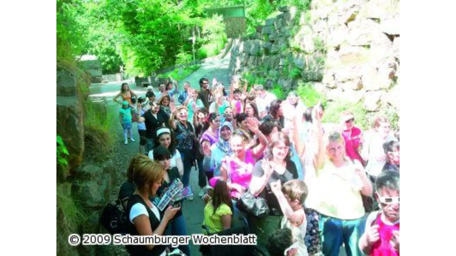 Internationale Folkloregruppe besucht das Steinzeichen (Foto: red)