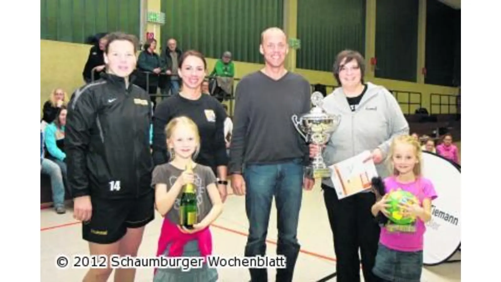 Der Favorit holt sich den Siegerpokal (Foto: bb)