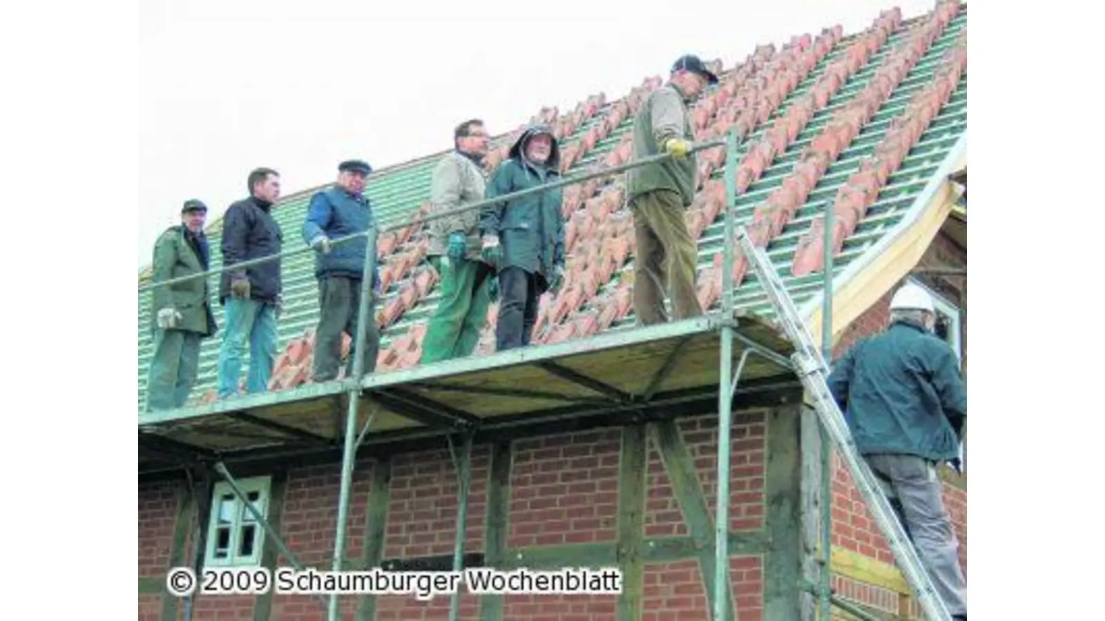 Zwanzig Männer auf einem Dach (Foto: red)