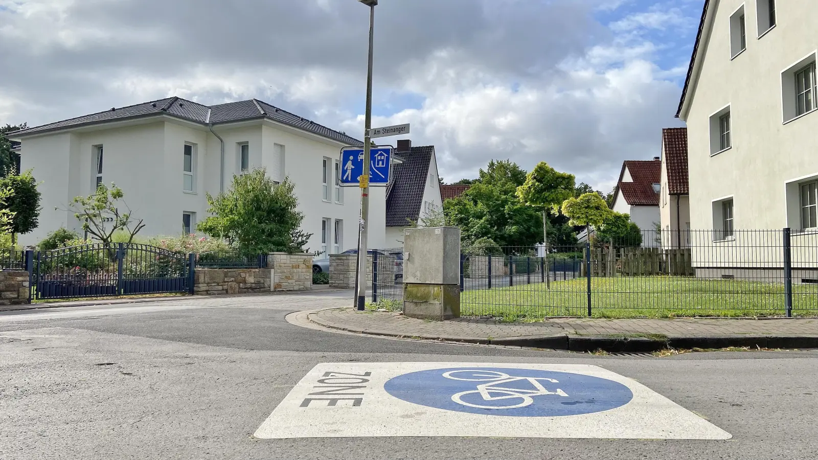 Die Ausschilderung der Fahrradzone im Bereich des Teilstück der Kunterschaft Richtung Blumenwall muss nachgebessert werden. Hinweisschilder auf die beginnende Fahrradzone werden noch aufgestellt.  (Foto: ste)