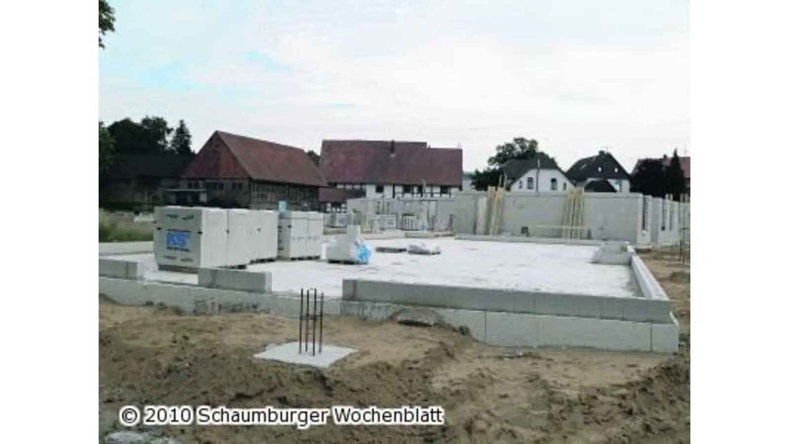 An der neuen Wohnanlage wachsen endlich die Mauern (Foto: al)