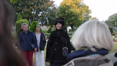 Auf dem Friedhof mit Gästen: Die Schwarze Witwe. (Foto: tau)