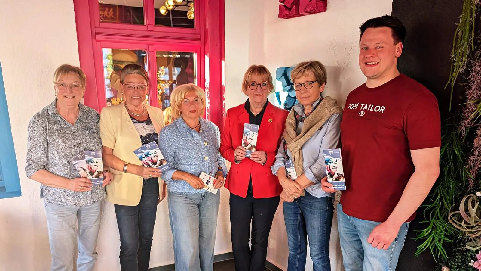 Vorstands- und Beiratsmitglieder laden zur neuen Spielzeit ein. (Foto: gk)