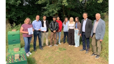 Durch die Haltung von eigenen Bienen tragen die Schülerinnen und Schüler dazu bei, die wichtige Rolle dieser Insekten bei der Bestäubung und damit der Erhaltung der Biodiversität zu verstehen. (Foto: privat)