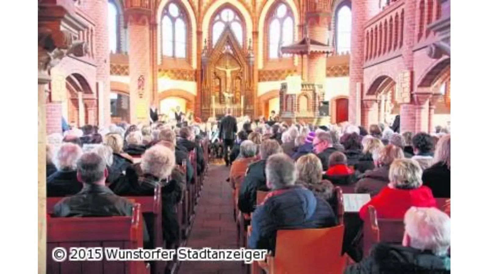 Stehplätze sind in der Nicolaikirche Mangelware (Foto: gi)