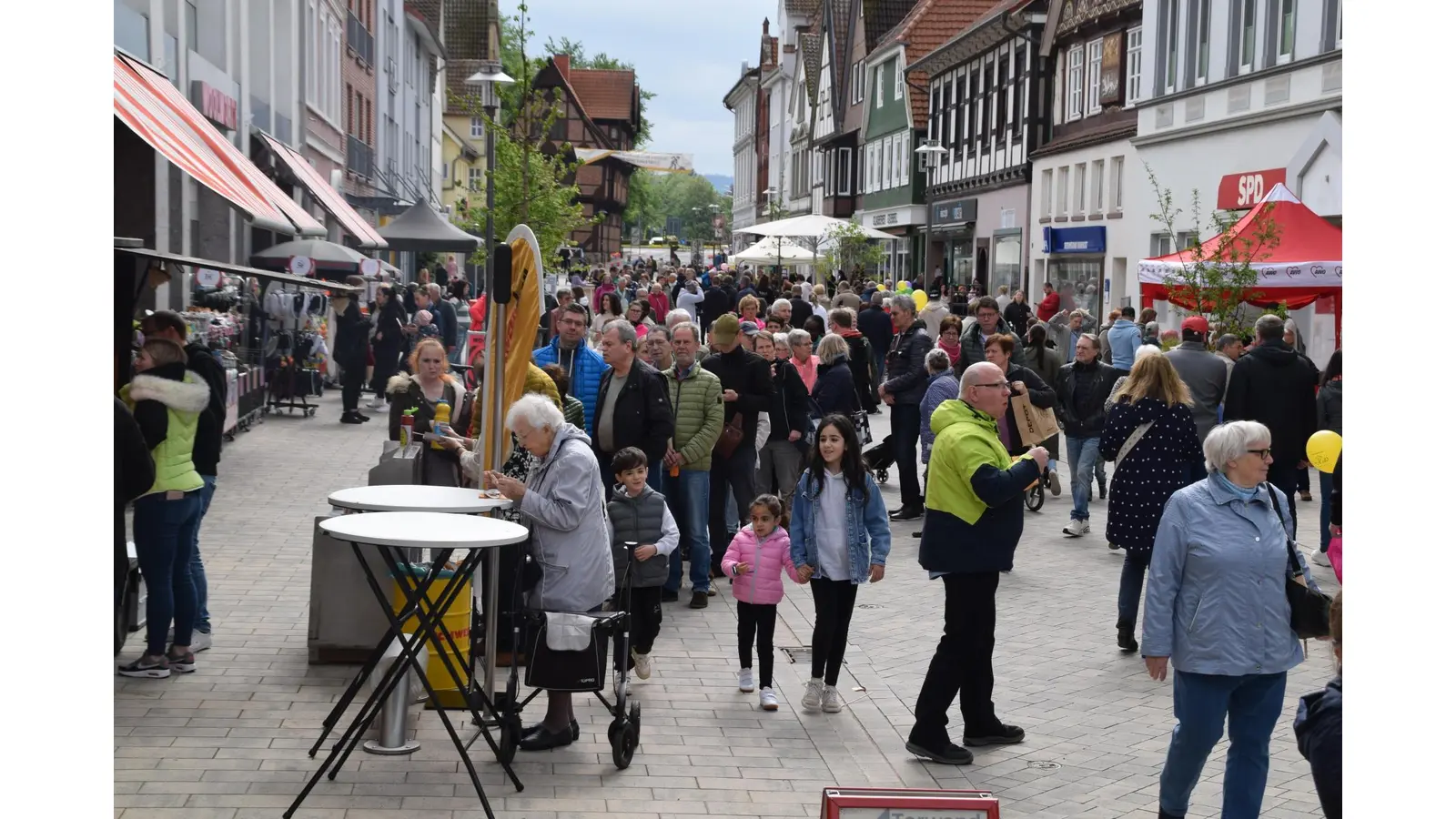 Das Pflasterfest lockte 2024 Besucher in Scharen in die Innenstadt und dürfte auch am 18. Mai wieder ein Publikumsmagnet werden. (Foto: ab archiv)