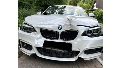 Der BMW wurde abgeschleppt. (Foto: Polizei Minden-Lübbecke)