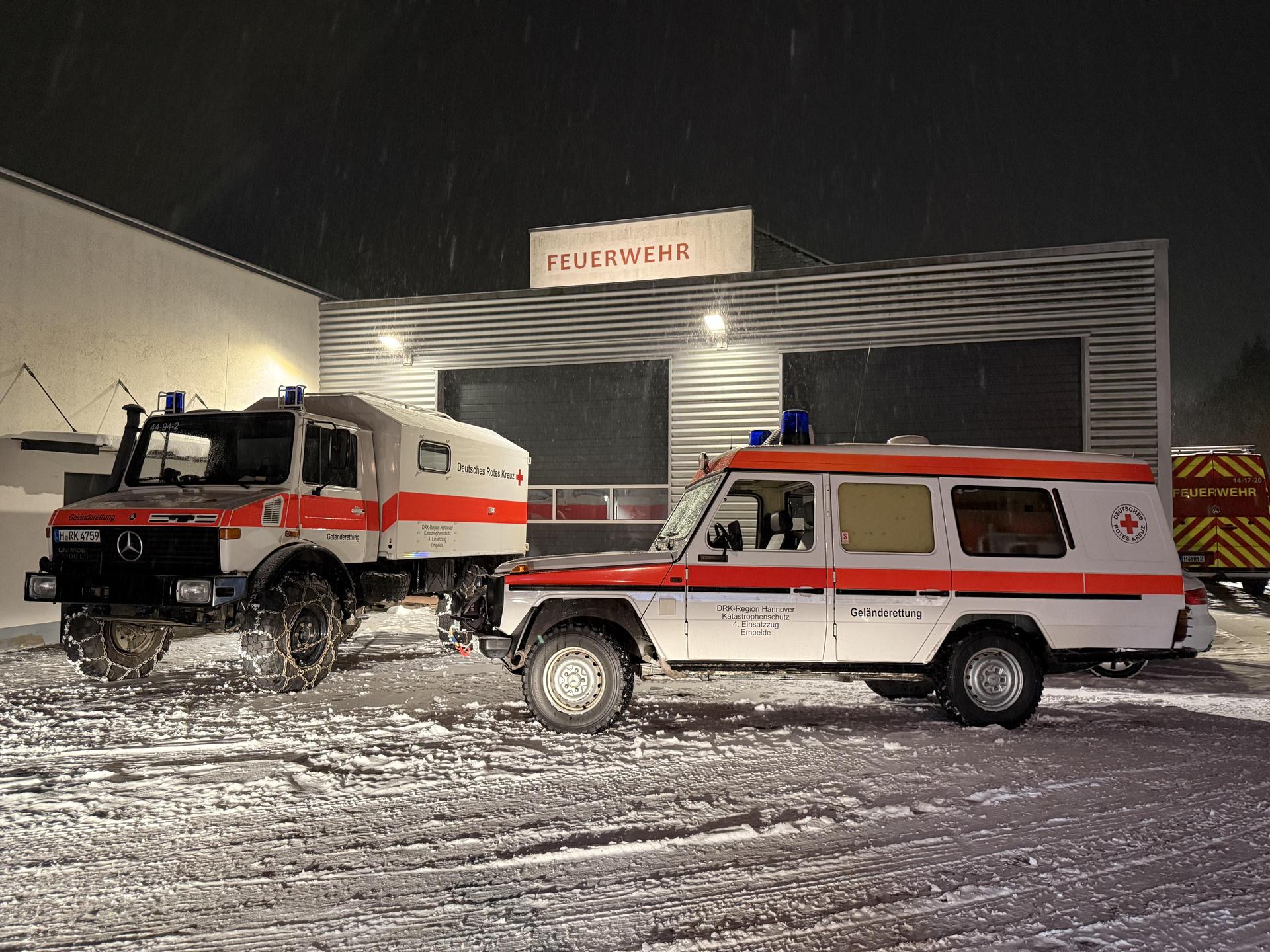 Für die Suche vorbereitet: Die Einsatzfahrzeuge.  (Foto: Feuerwehr)