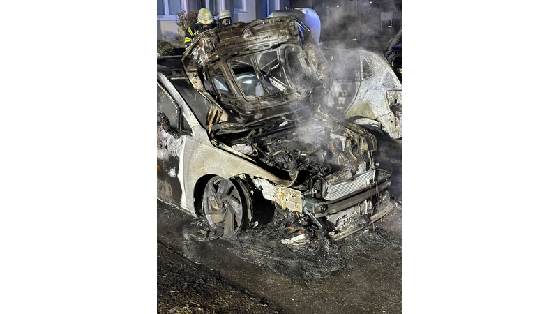 Beim Eintreffen der Einsatzkräfte stand ein Pkw bereits in Vollbrand. (Foto: privat)