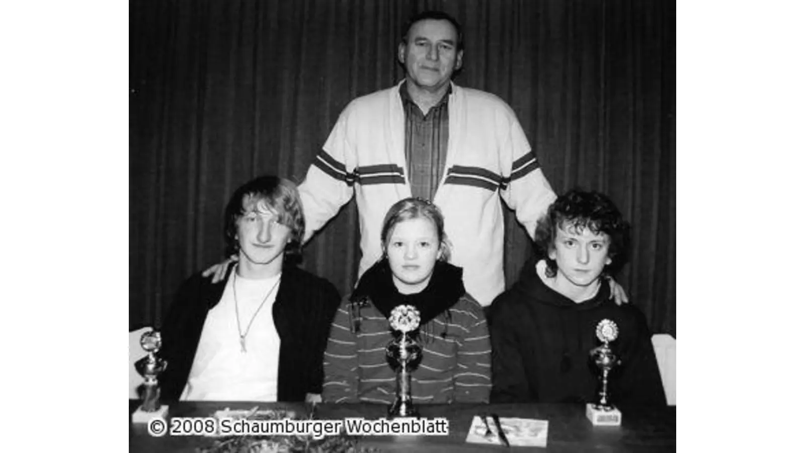 Carina Wartmann holt Siegerpokal im Schießen (Foto: wtz)