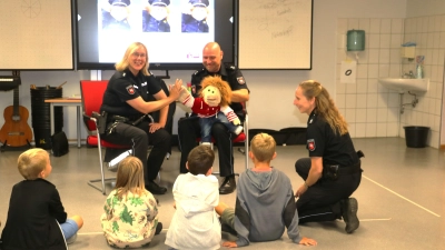 In der Grundschule Luthe: Stephanie Hackmann (li.) bei einem Besuch der Präventionspuppenbühne der PD Hannover mit Marco Weber und Dorothea Schwarzbach. (Foto: gi)