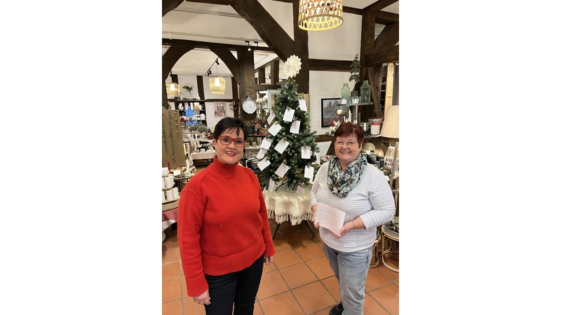 Kerstin Gorenc vom Hilfsverein und Augusta-Mitarbeiterin Karin Mende beim schmücken des Baumes mit den Wunschzetteln. (Foto: nd)