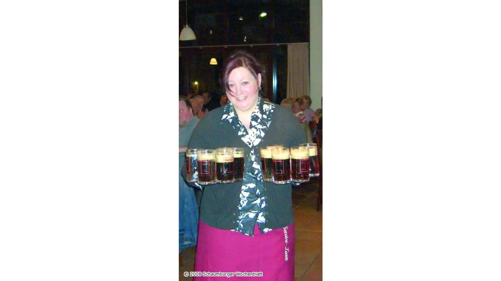 Nach nur zwei Schlägen fließt das süffige Getränk in Gläser (Foto: red)