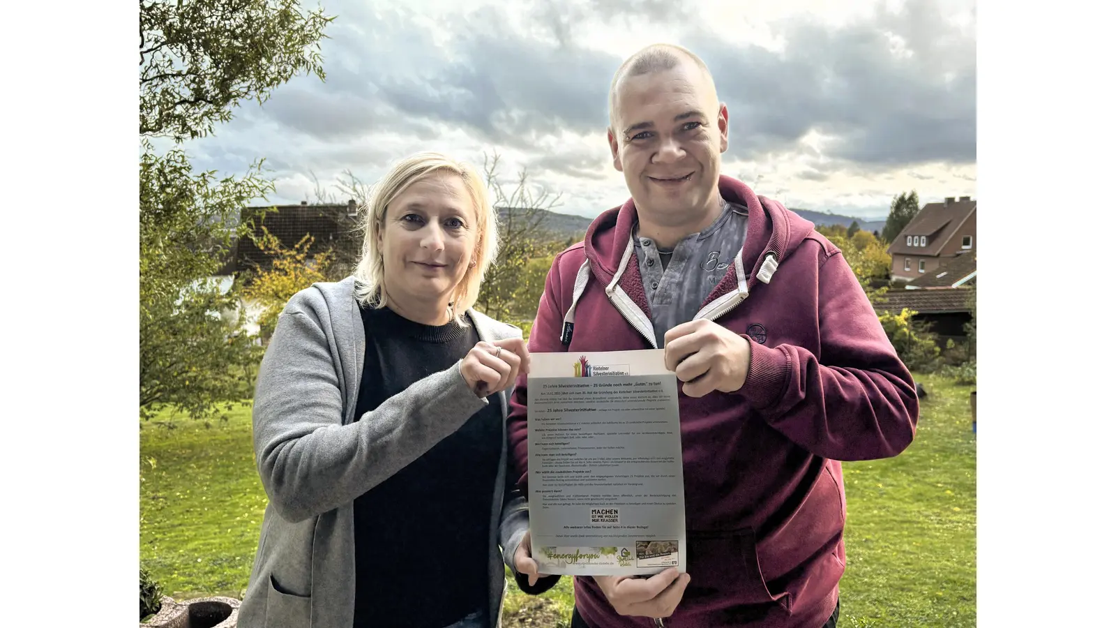 Nicole Werner von der Rintelner Silvesterinitiative hat Sascha Zastrow 1000 Euro übergeben und die Unterstützung der Initiative zugesagt. (Foto: Silvesterinitiative)