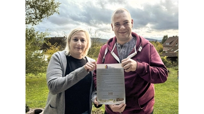 Nicole Werner von der Rintelner Silvesterinitiative hat Sascha Zastrow 1000 Euro übergeben und die Unterstützung der Initiative zugesagt. (Foto: Silvesterinitiative)