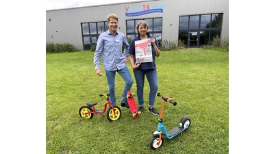 Maike Wagenaar vom „Weser-Fit” und Frank Lucht von den „BKK 24”-Lebenswelten freuen sich auf viele kleine und große Besucher heute auf dem Sportplatz. <br>