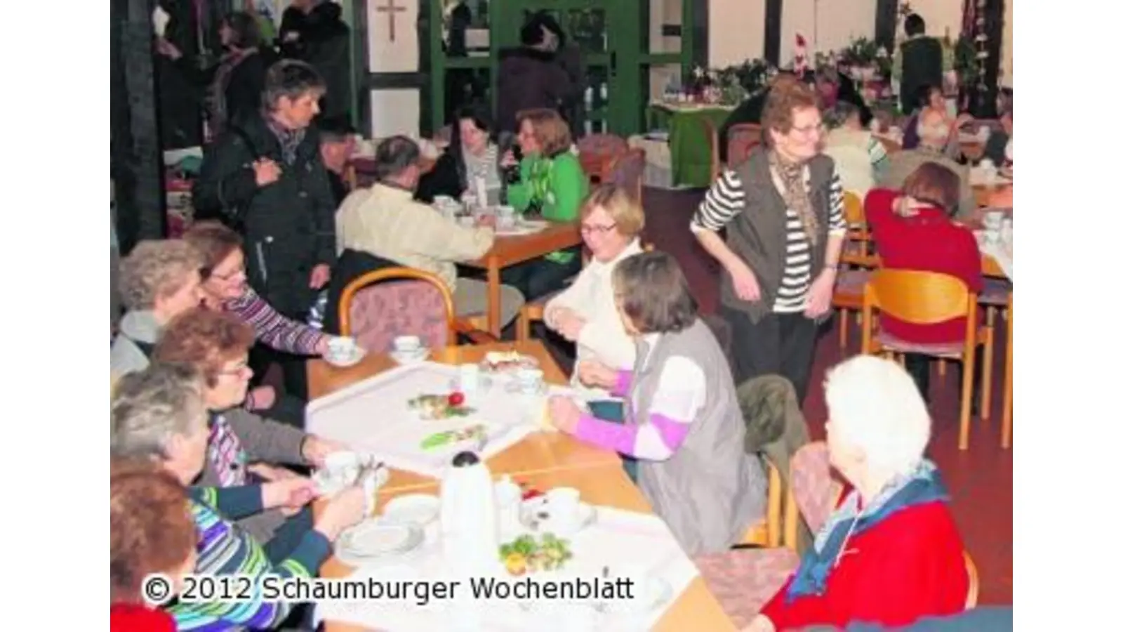 Widriges Witter treibt die Gäste ins Pfarrhaus (Foto: wtz)