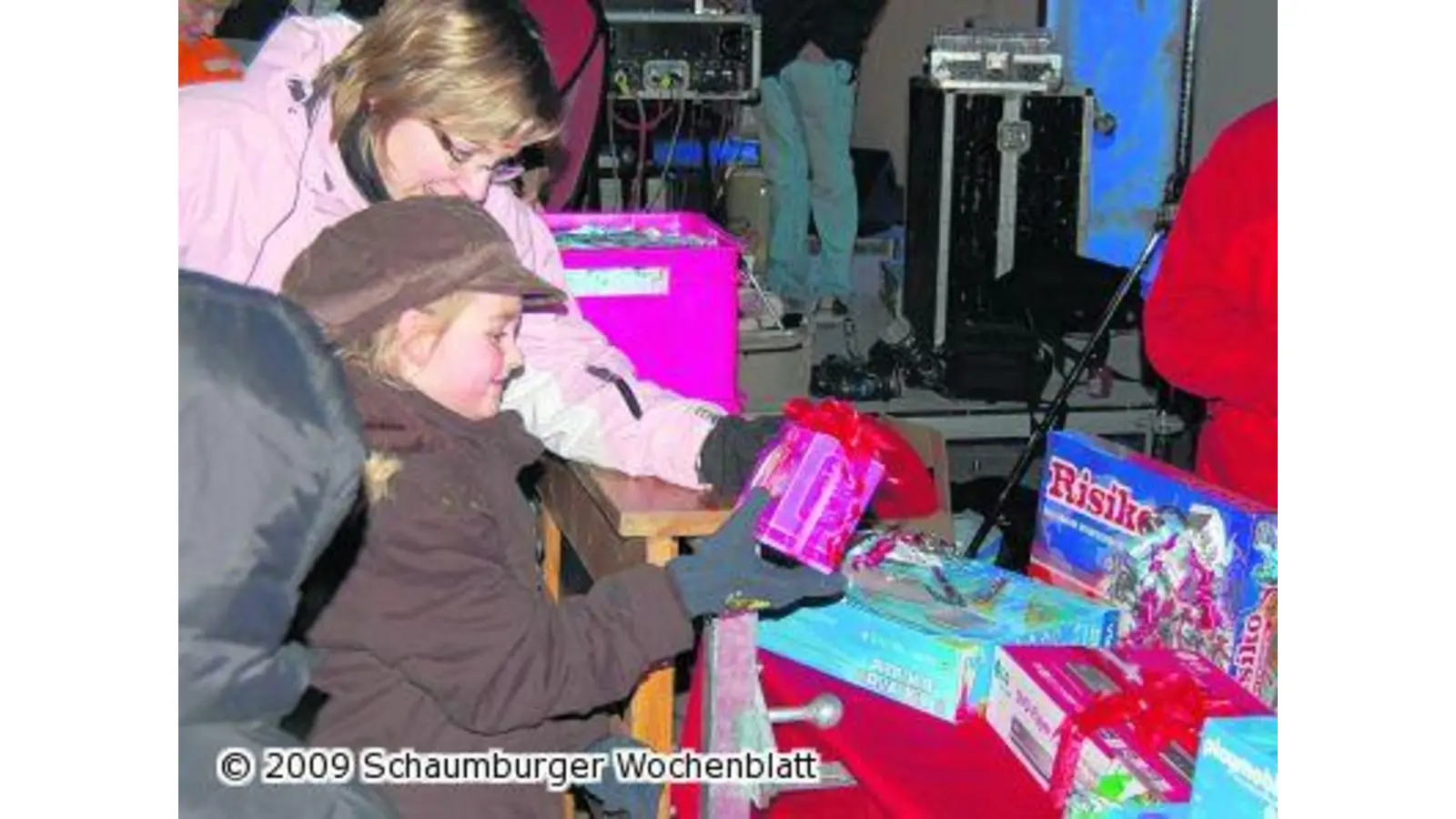 Geschenke in der Eissporthalle verteilt (Foto: al)