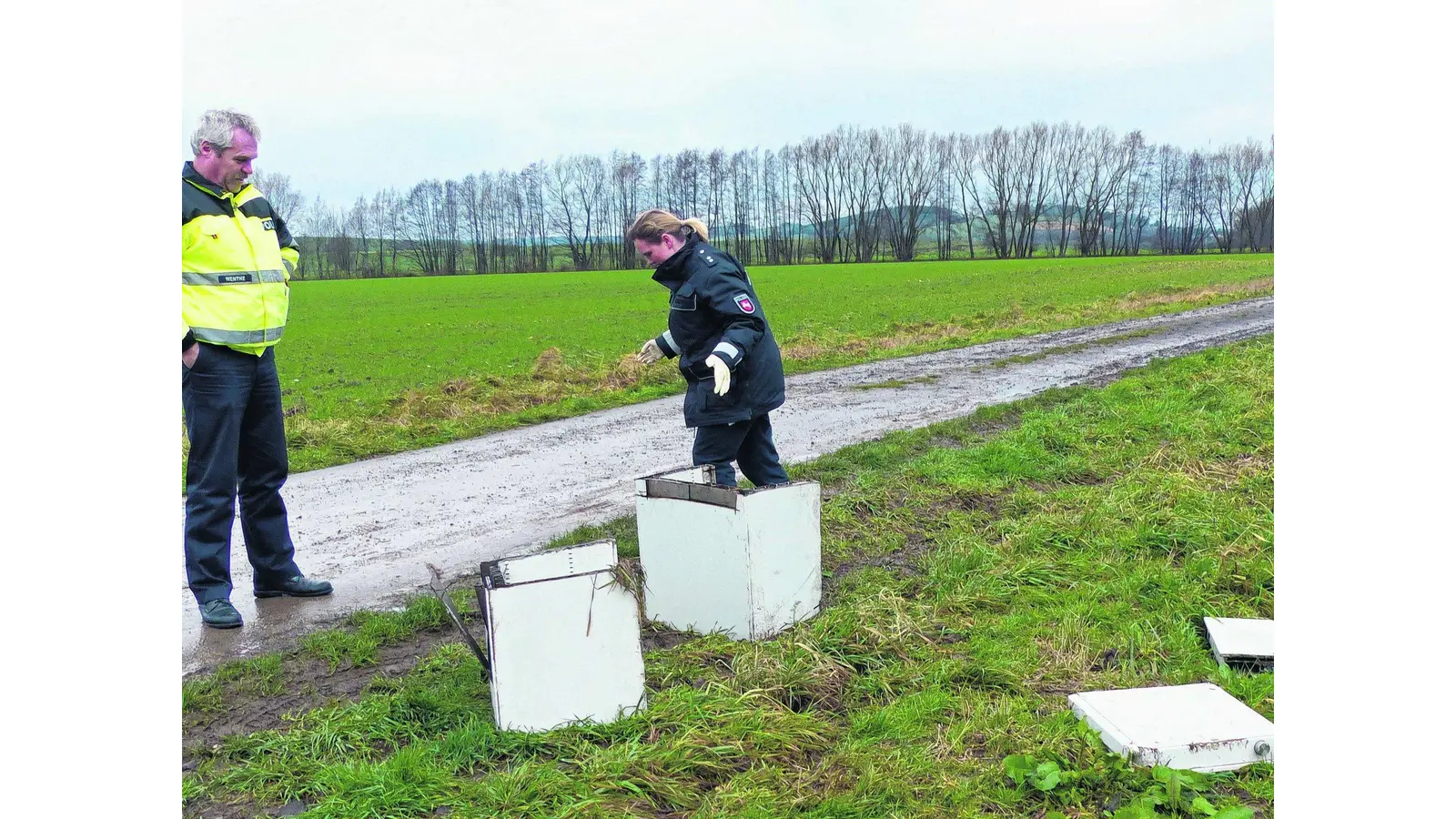Trümmer am Feldweg gefunden (Foto: al)