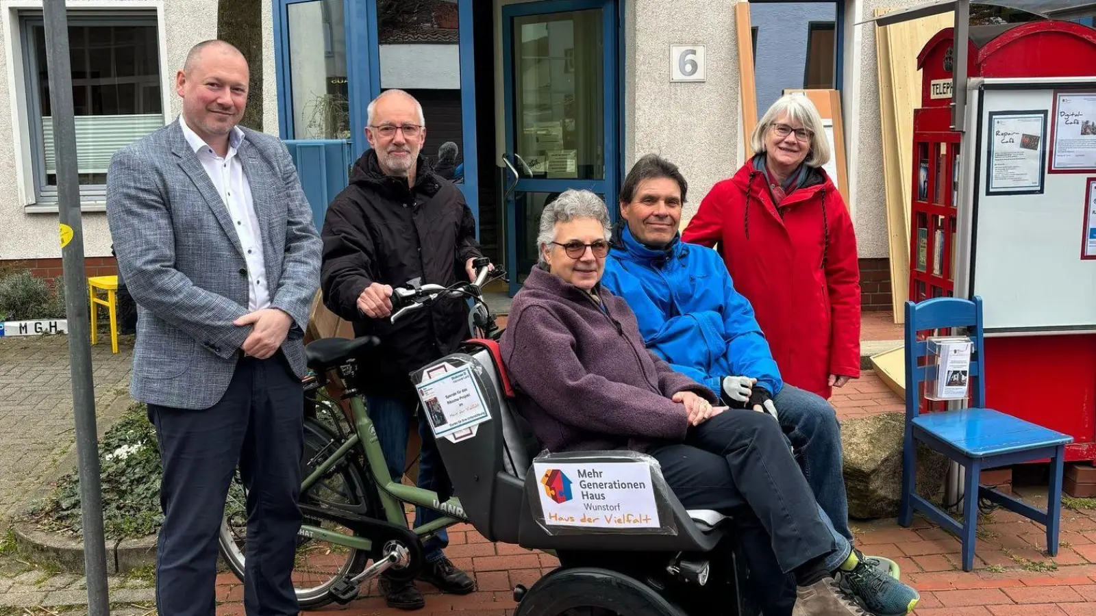 Vor dem Mehrgenerationenhaus: (v.li.) LBS-Gebietsleiter David Clayton, Rolf Schulze, Sabine Winkler, Helge Düve und Heike Schulze. (Foto: privat)