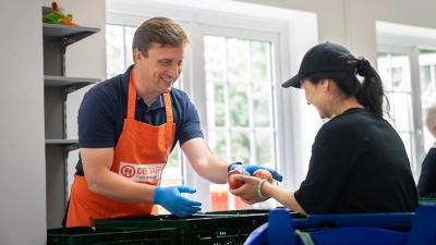 Bei der Ausgabe im Tafelhaus: Der Landtagsabgeordnete Sebastian Lechner. (Foto: privat)