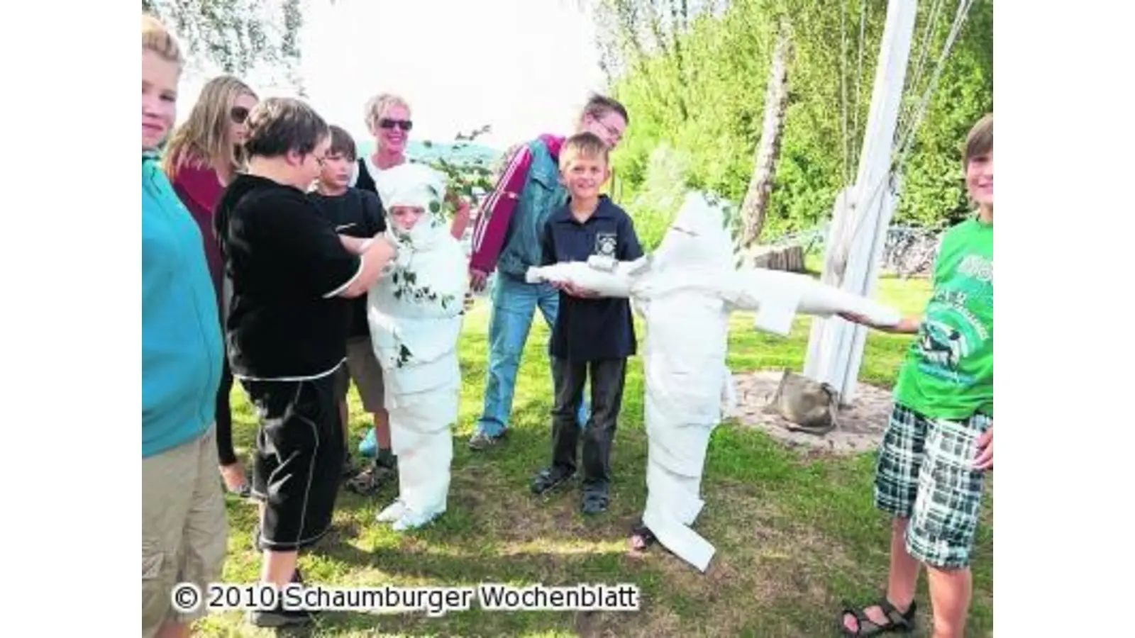 In Mumie verwandelt und dann in ein Boot (Foto: ste)