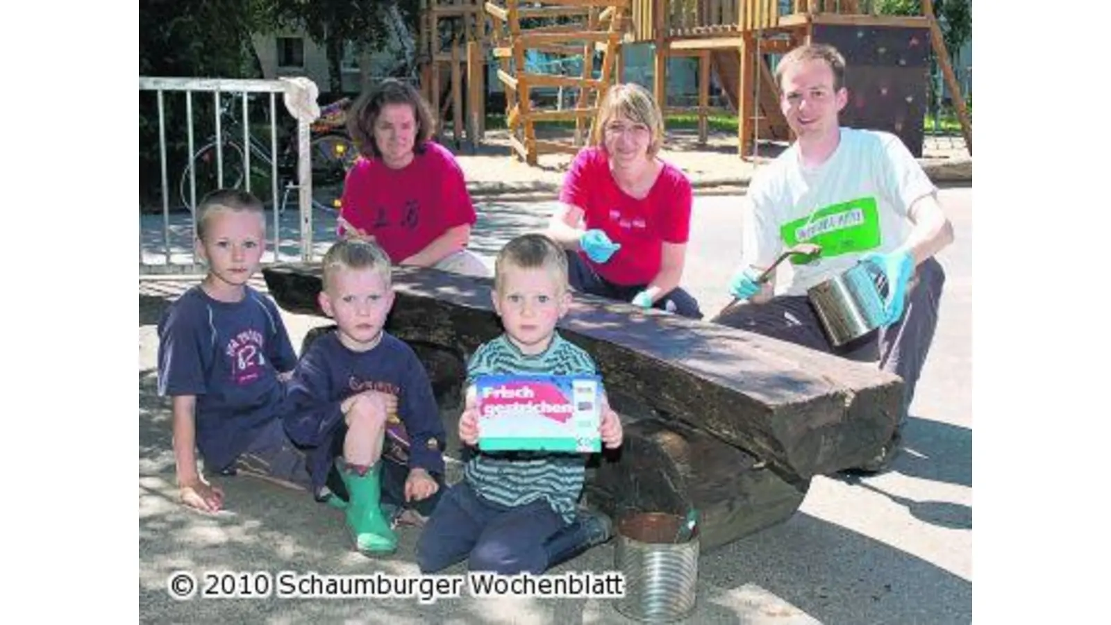 Kirchenmitglieder streichen Spielgeräte (Foto: wtz)