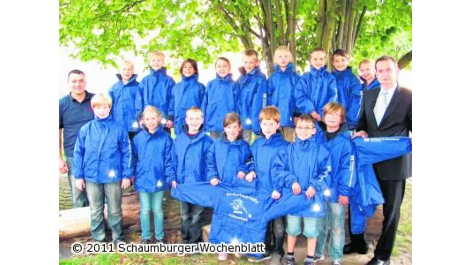 Volksbank in Schaumburg spendiert 20 schicke Jacken (Foto: red)