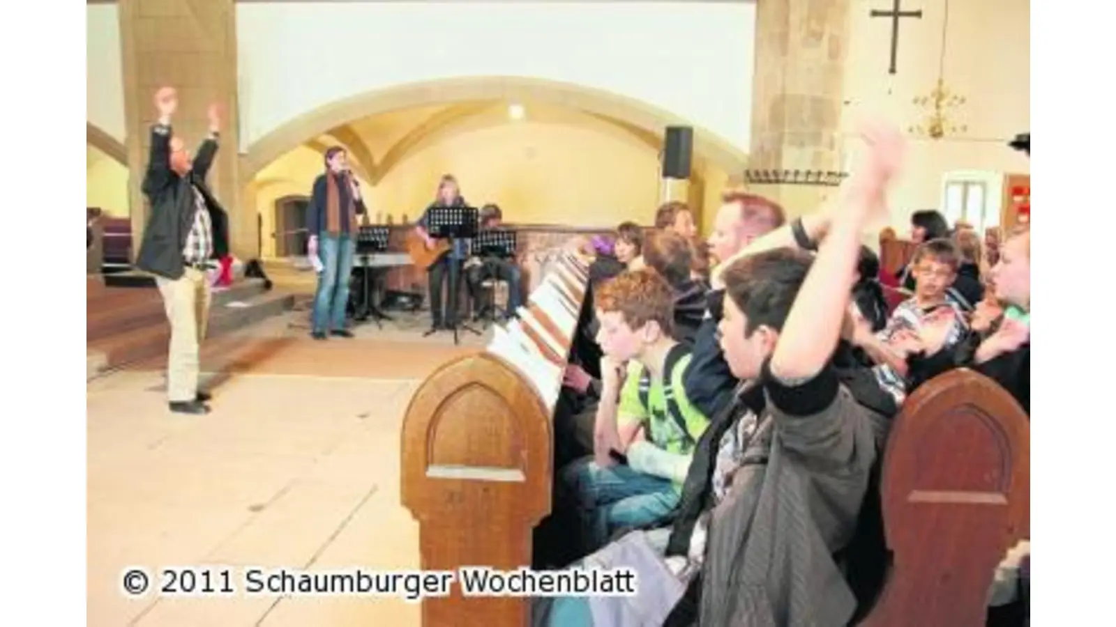 Schulbank gegen Kirchenbank getauscht (Foto: jl)
