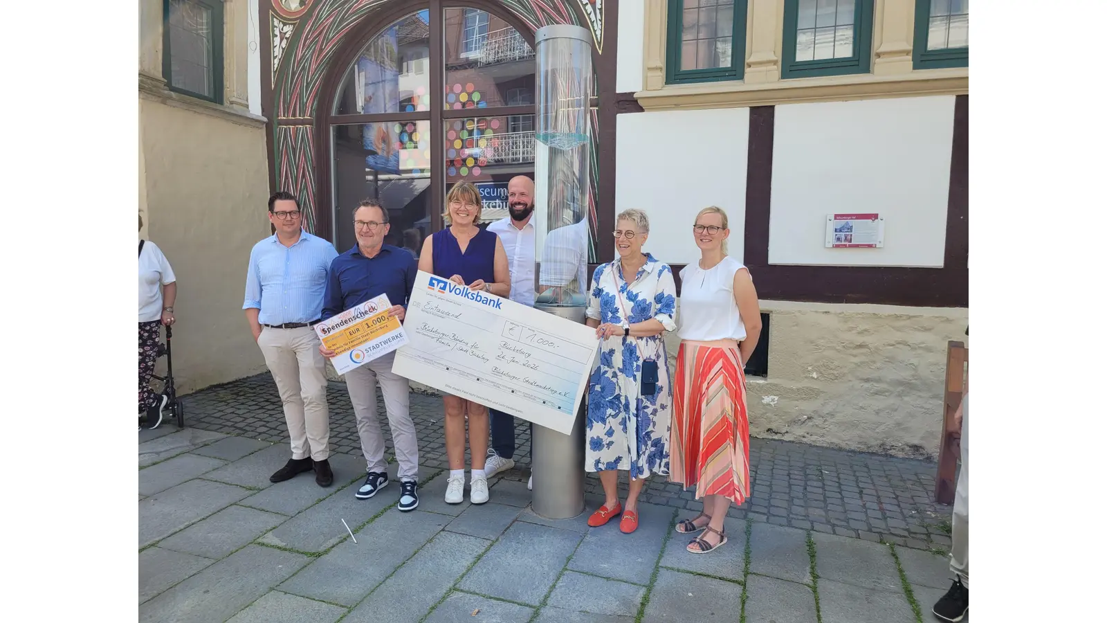 Bei der Eröffnung der Wassersäule: Bürgermeister Axel Wohlgemuth, Dirk Rabeneck (Geschäftsführer Stadtwerke Schaumburg-Lippe), Beate Kloß, Markus Metschke und Anette Lube (Vorstand Bückeburger Stadtmarketing), Juliane Rohlfing (Fachgebietsleitung Wirtschaftsförderung, Tourismus und Kultur) (von links). (Foto: privat)