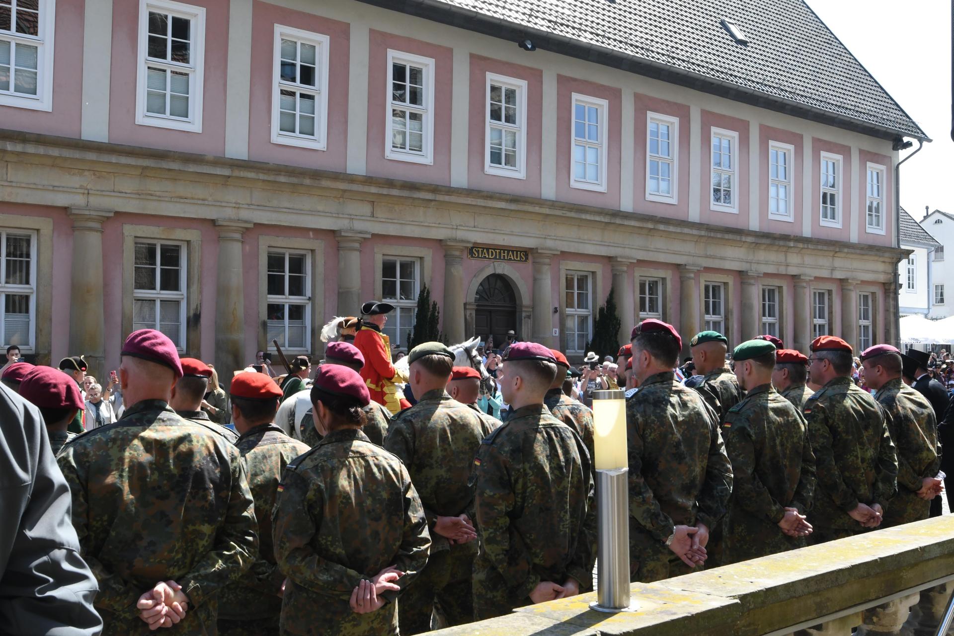 Die Stadt Bückeburg empfängt zum 300sten Geburtstag von Graf Wilhelm zu Schaumburg-Lippe ihren „Landesherren” mir einer großen Aktion in der Innenstadt. (Foto: nd)