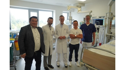 Vorstand Frank Ohi (von links), der kardiologische Oberarzt der I14 PhD./Dr. Omar Abu-Safieh, Intensivmediziner PD Dr. Gerrit Jansen, Bereichsleiter für die Haustechnik Alexander Sperzel und Stationsleiter Marco Schulz. (Foto: Mühlenkreiskliniken)