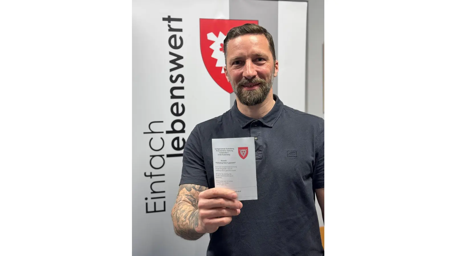 Dennis Klingenhagen vom Ordnungsamt mit dem Hinweiszettel, mit dem die Samtgemeinde Rodenberg zunächst freundlich ankündigt, dass demnächst Parkraumkontrollen beginnen.<br><br> (Foto: Samtgemeinde Rodenberg)