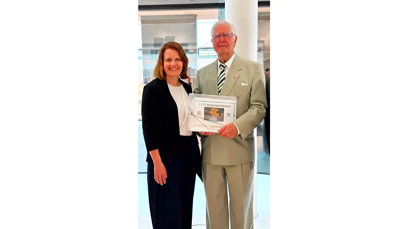 Kultusministerin Julia Willie Hamburg bei der Übergabe der Unterschriftenlisten durch Bürgermeister Börries Freiherr von Hammerstein, im Niedersächsischen Landtag. (Foto: privat)