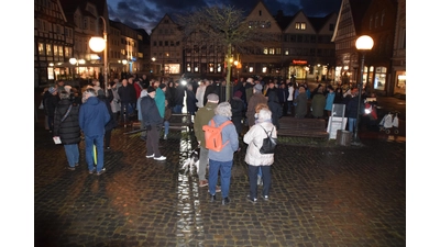 Rund 100 Zuhörer versammelten sich auf dem Marktplatz. (Foto: ab)