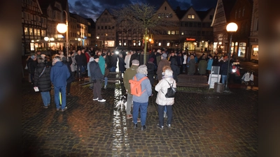 Rund 100 Zuhörer versammelten sich auf dem Marktplatz. (Foto: ab)