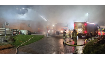 Die Strohballen werden weiterhin geborgen und abgelöscht. (Foto: Kreisfeuerwehr)