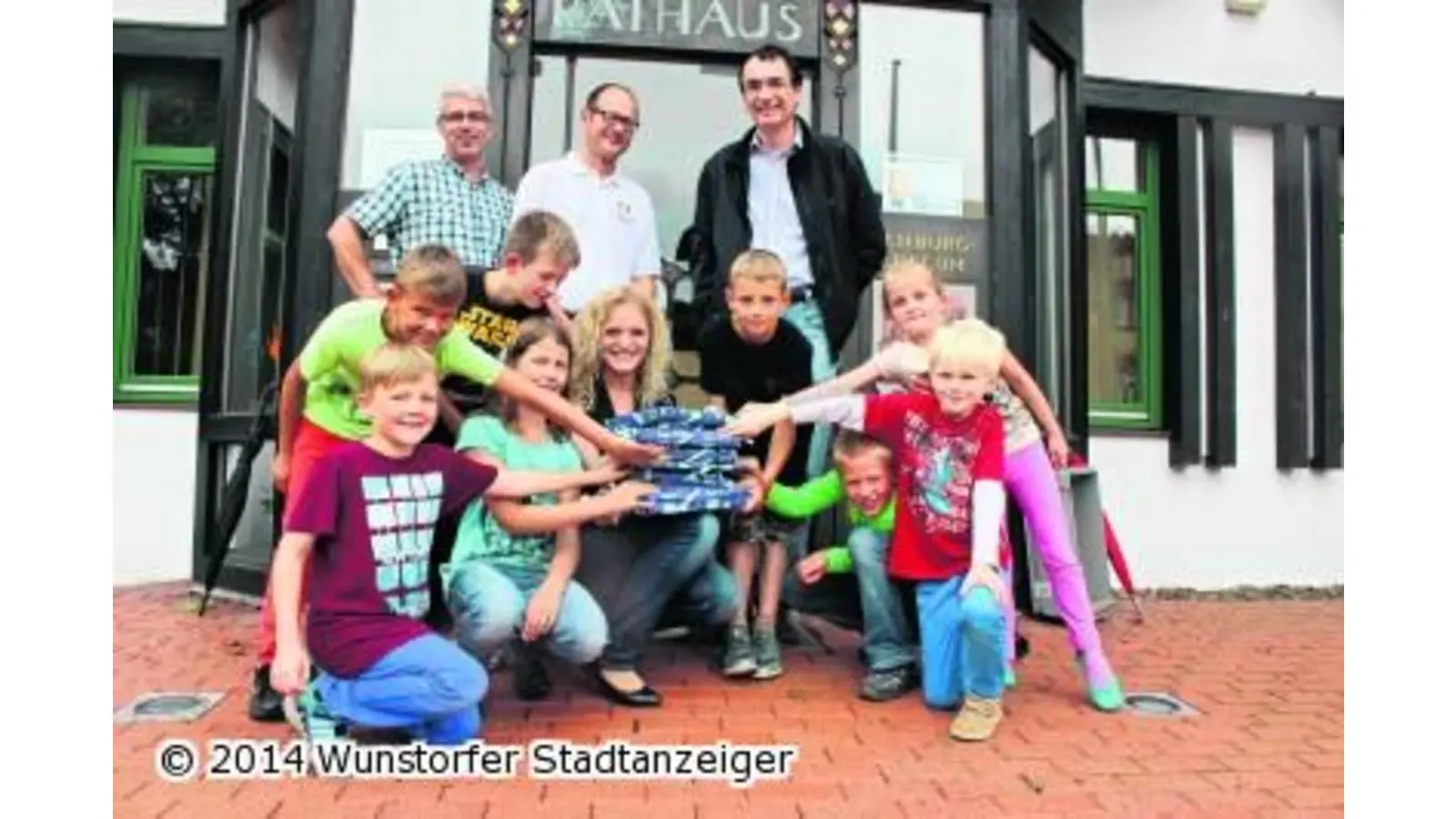 Ein Turm aus Geld und Türme aus Büchern (Foto: red)