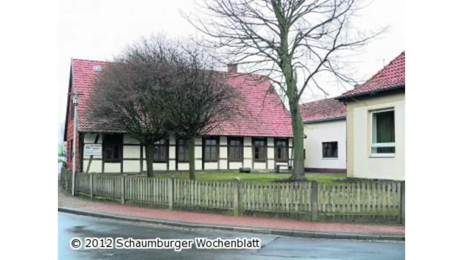 Alte Bilder an die Seniorin übergeben (Foto: al)