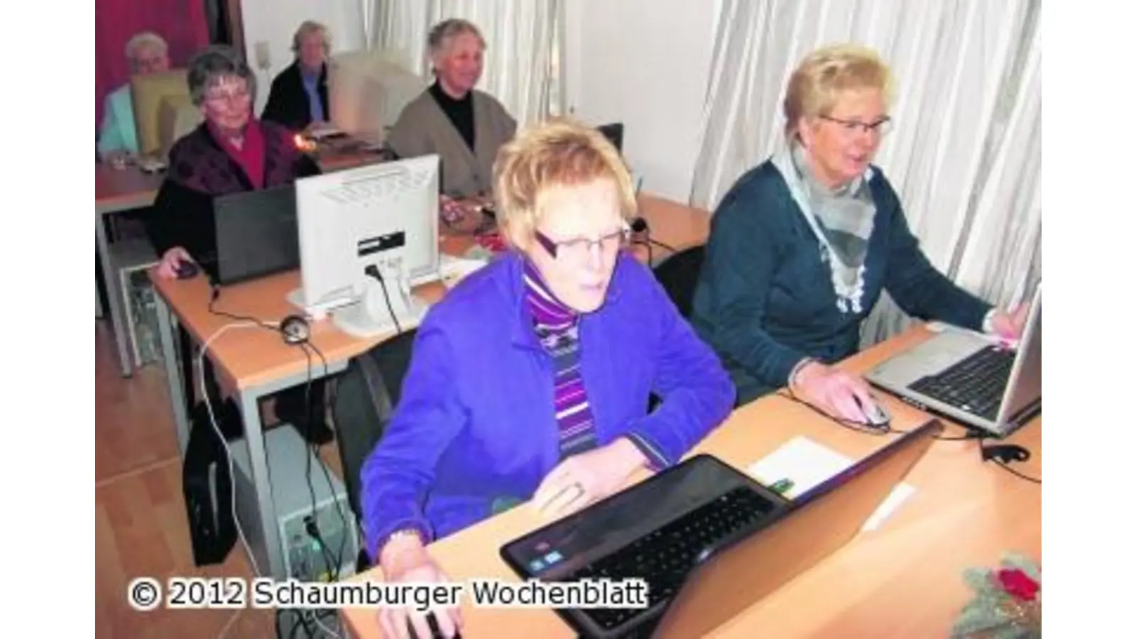 Senioren fahren die Rechner hoch (Foto: em)