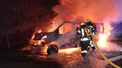 Auto in Vollbrand: Einsatzkräfte bei den Löscharbeiten. (Foto: Feuerwehr)