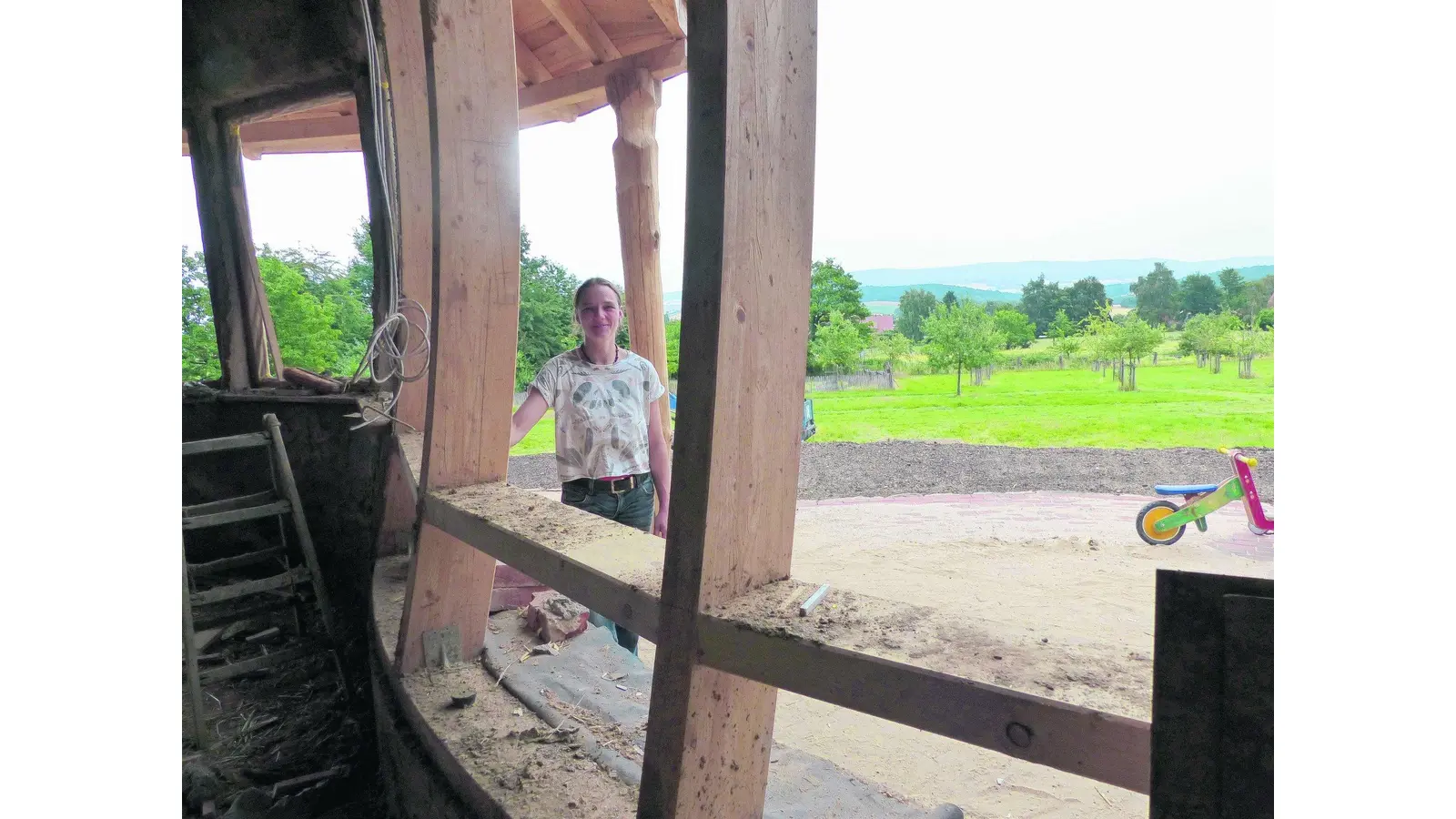 Besucher dürfen eine Biene schmücken (Foto: al)